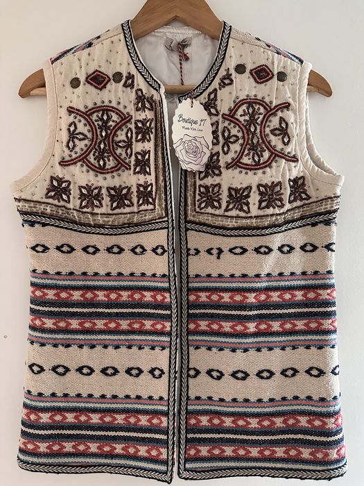 Vesta cu motive traditionale