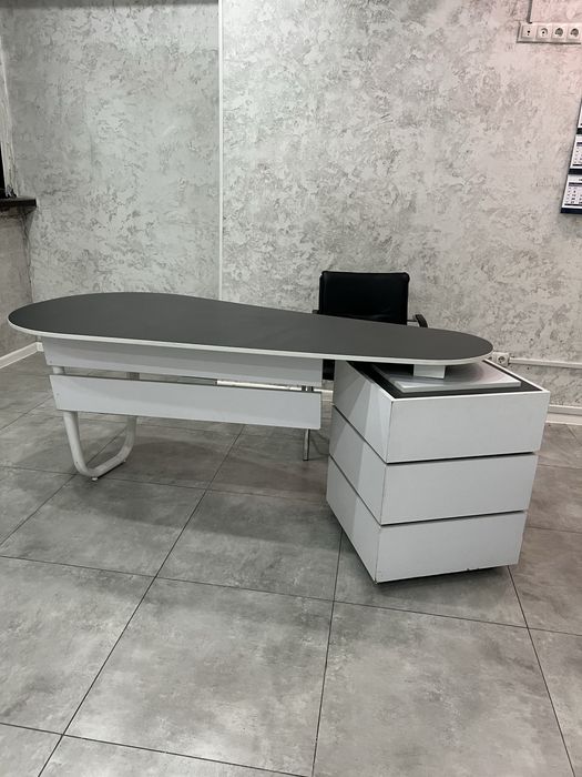 Продам офисные столы, б/у
