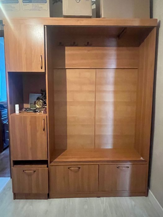 Шкаф коричневый для прихожей