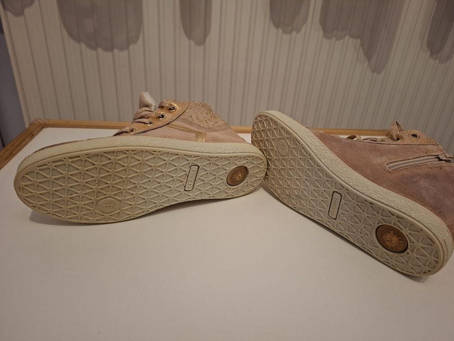 Vând ghete marime 35