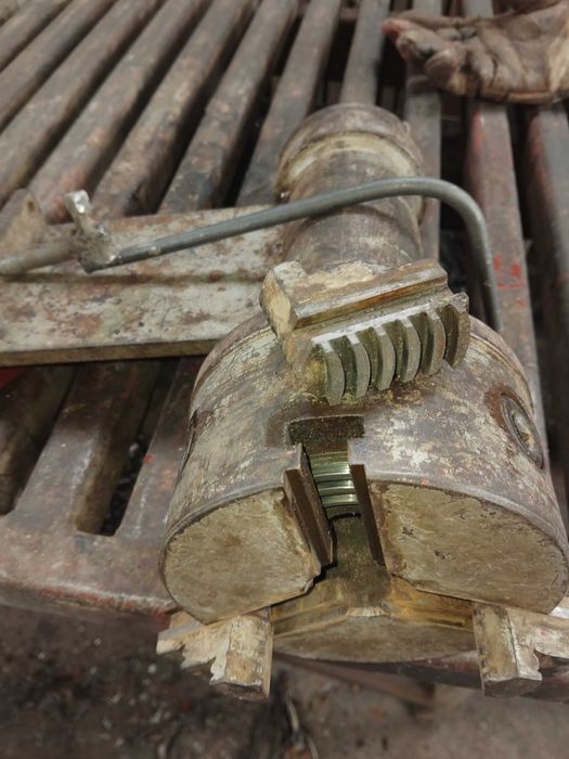 Масивен шпиндел с патронник 125 мм и КЛЮЧ – за струг или шмиргел