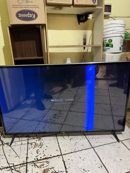 Продам телевизор , с разбитым экраном