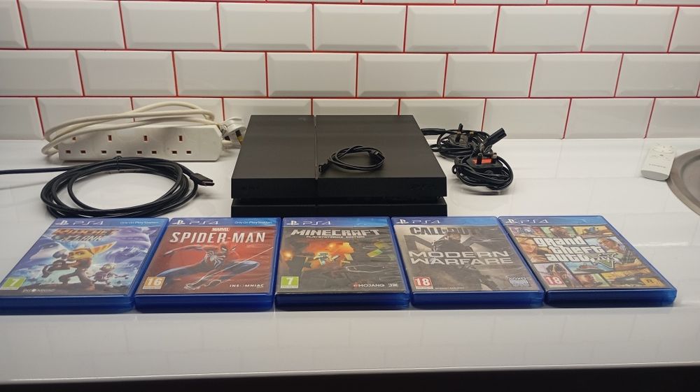 PS4 fat 1TB + 5 игри