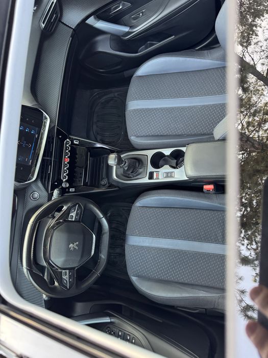 Peugeot 2008 1.5 BlueHDi Allure Panoramic LED Navi Camera Klima PDC