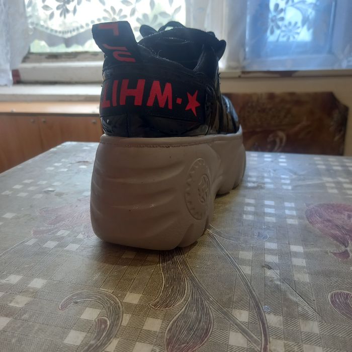 Продам женские кроссовки