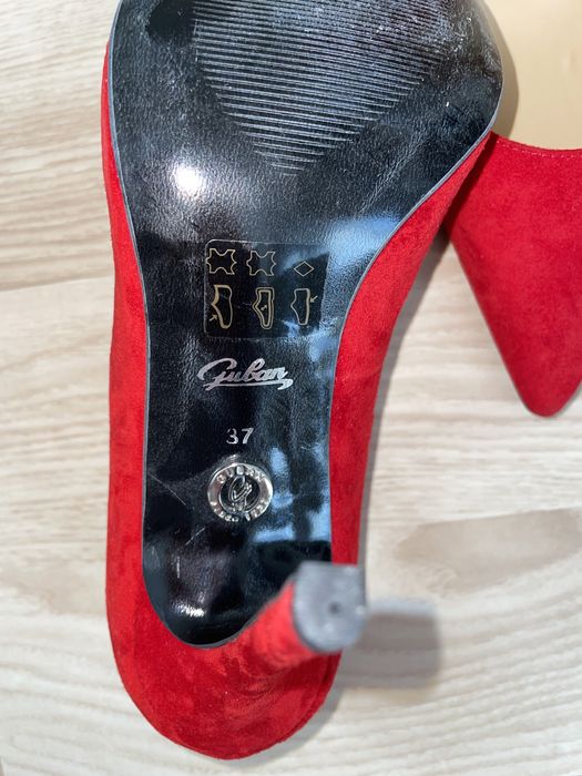 Vând pantofi stiletto , din piele, de la Guban . Sunt noi, nepurtati .