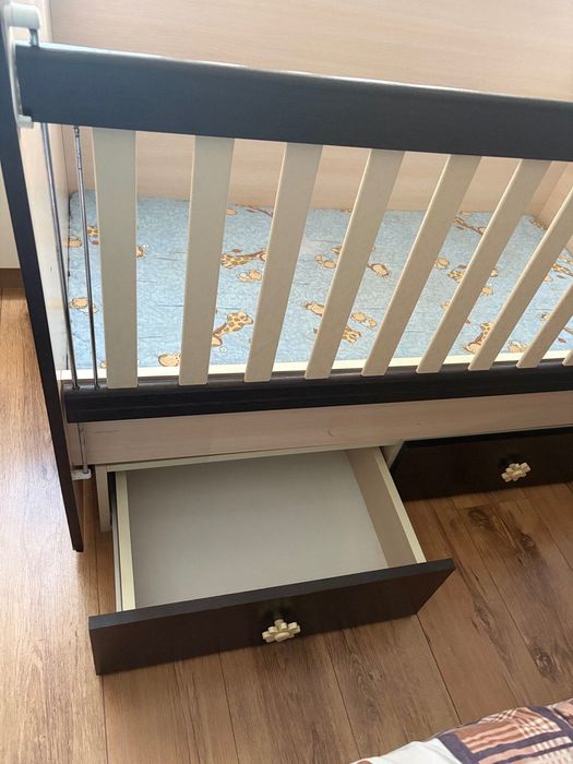 Продавам дървена бебешка кошара