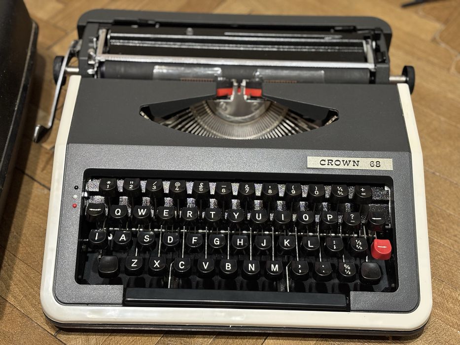 Чисто нова Ретро пишеща машина Crown 68 Modell 1300 F/T