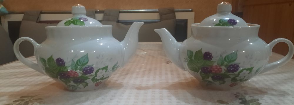 Абсолютно новые, красивые, фарфоровые чайники  "Ежевика", Прокопьевски