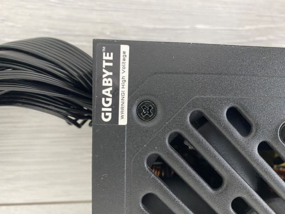 Блок питания Gigabyte P550SS, c cертификатом 80plus silver, с пломбами