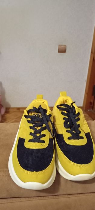 Красовка акула адидас