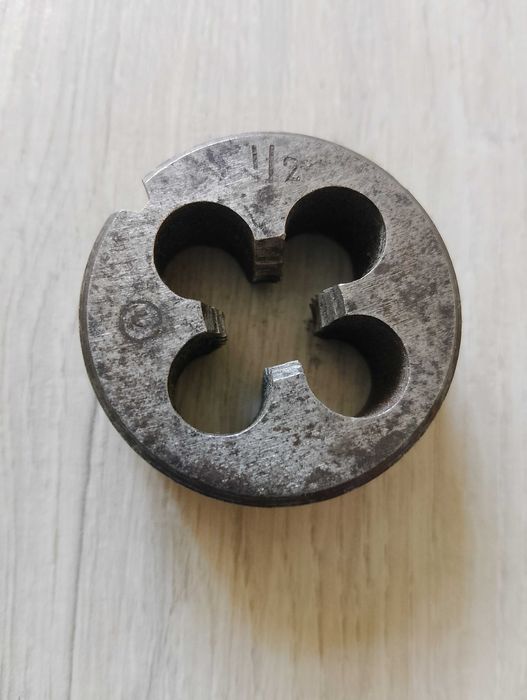 Плашки для нарезания резьбы на трубах.