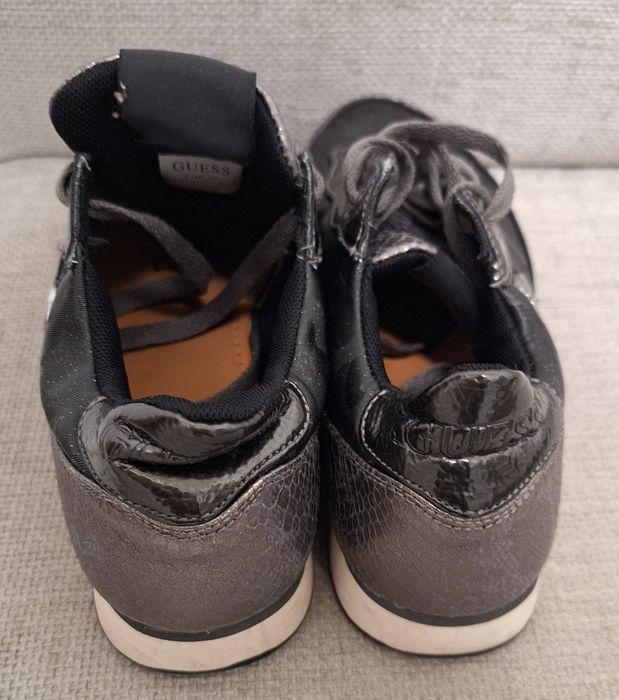 New balance, Sketchers, Guess