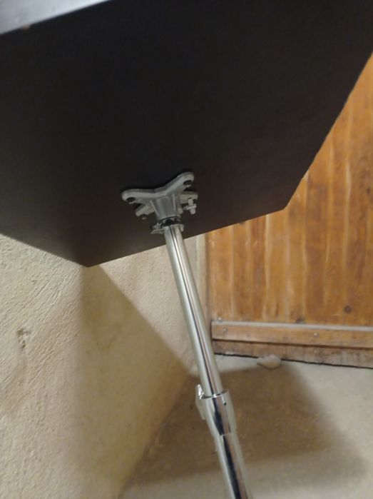 Маса за сцена-перкусии, лаптопи, диджей