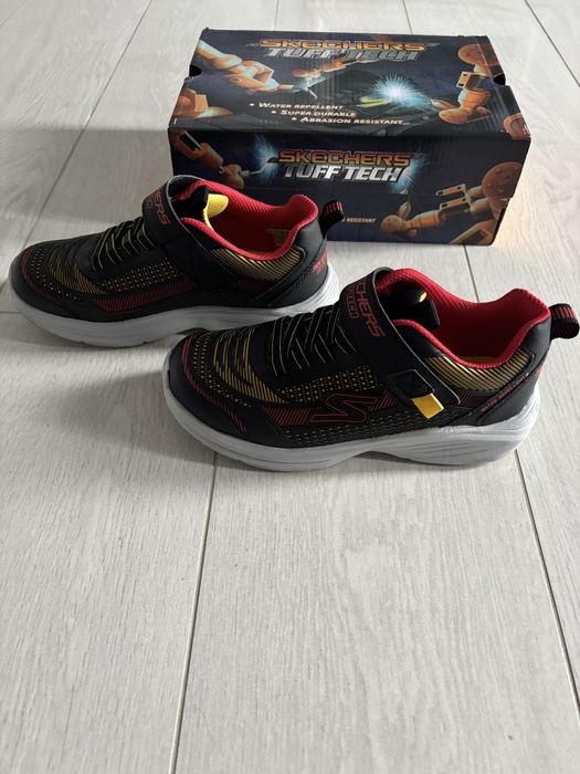 Adidasi Skechers impermeabili, marimea 35