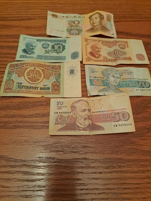 Предлагам стари банкноти и монети ако някой има интерес да пише.