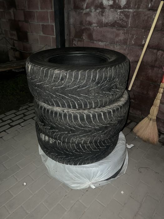 Продам комплект зимних шин
