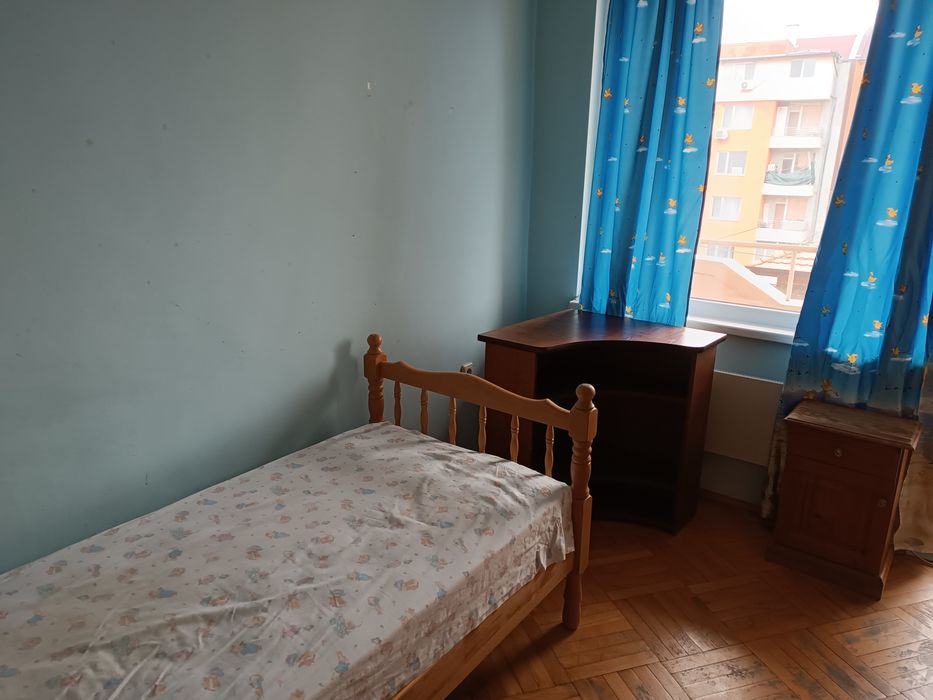 Дава се под наем Тристаен апартамент в Пазарджик, Център - 80 кв.м за 280.5 € - Снимка #3