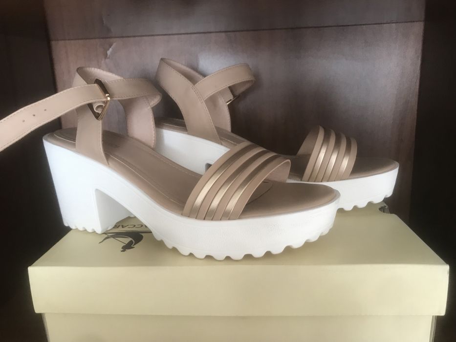 Продам босоножки 39 размер