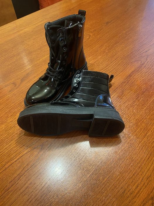 Нови черни лачени боти