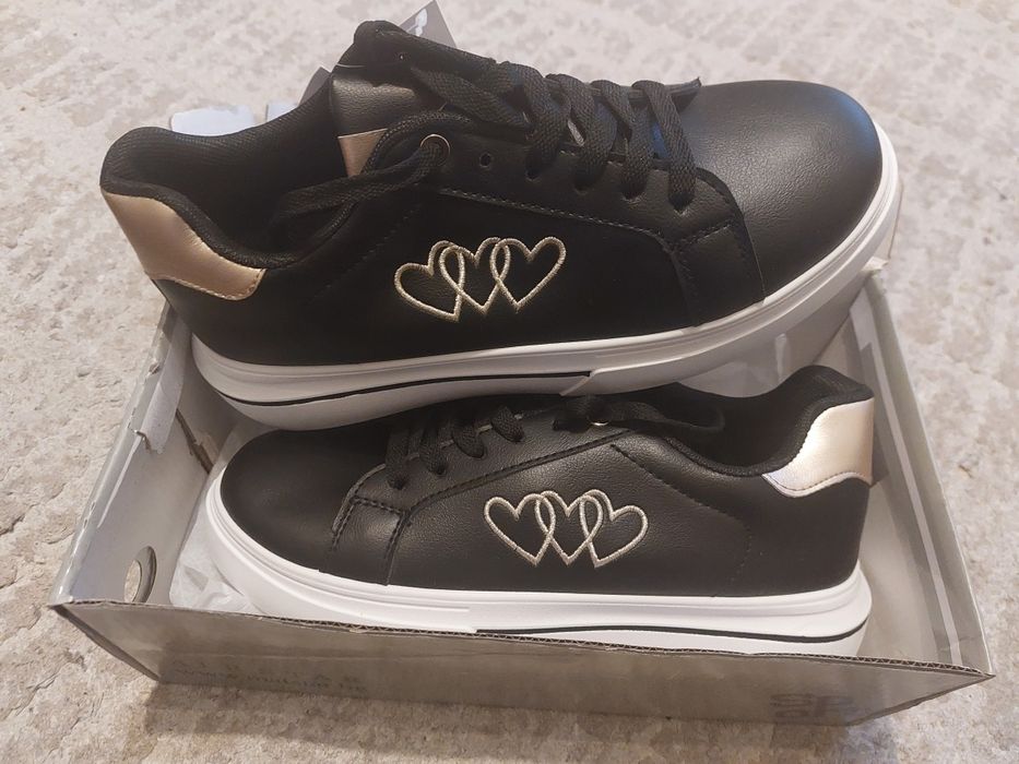 35 лв, нови маратонки с етикет, 40 номер,  стелка 25 см