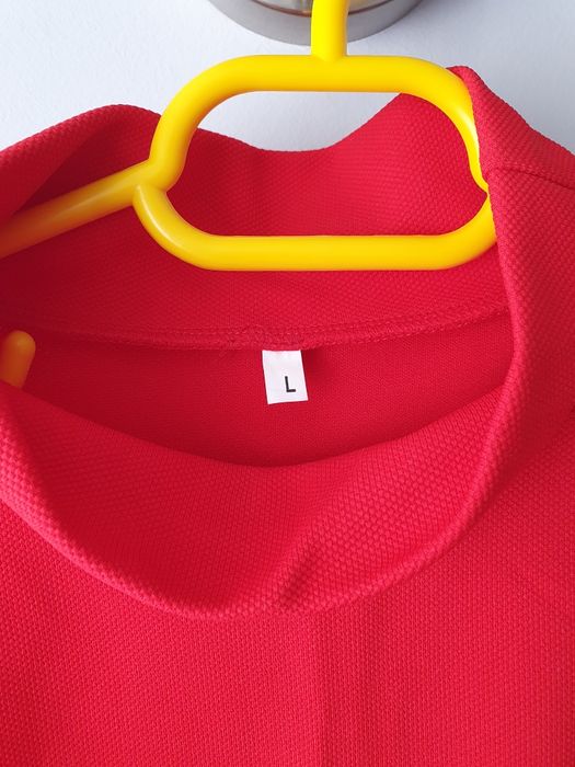 Rochie rosie umeri goi