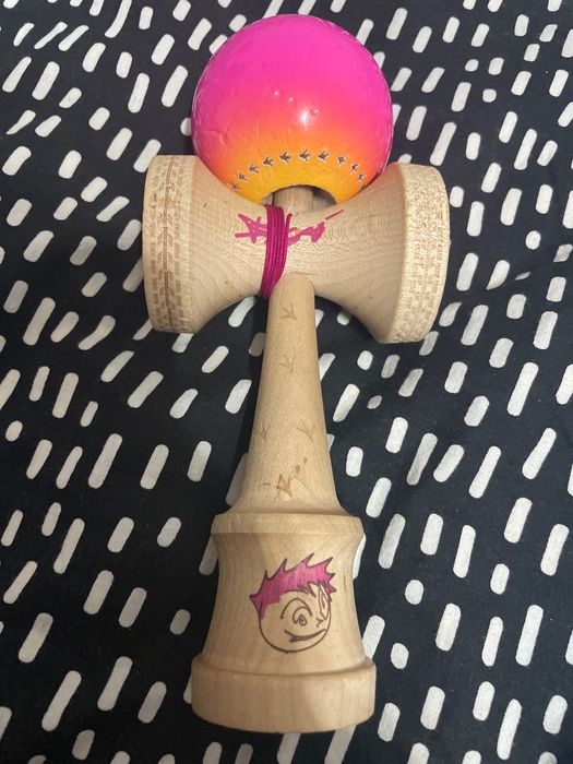 Vând Kendama  bisoi plus o kendama