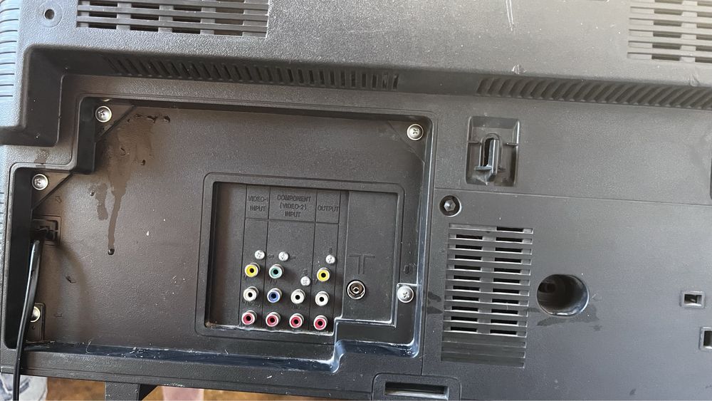 Телевизор цветной со стойкой.