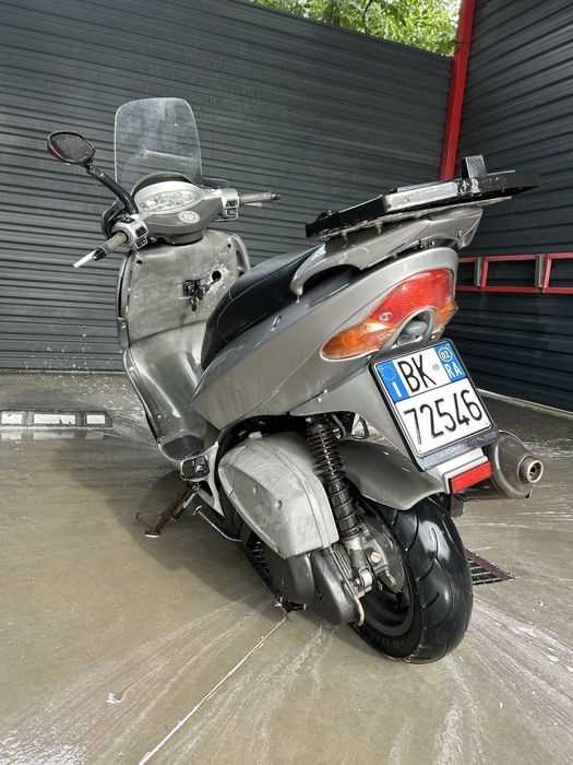 Scuter aprilia leonardo