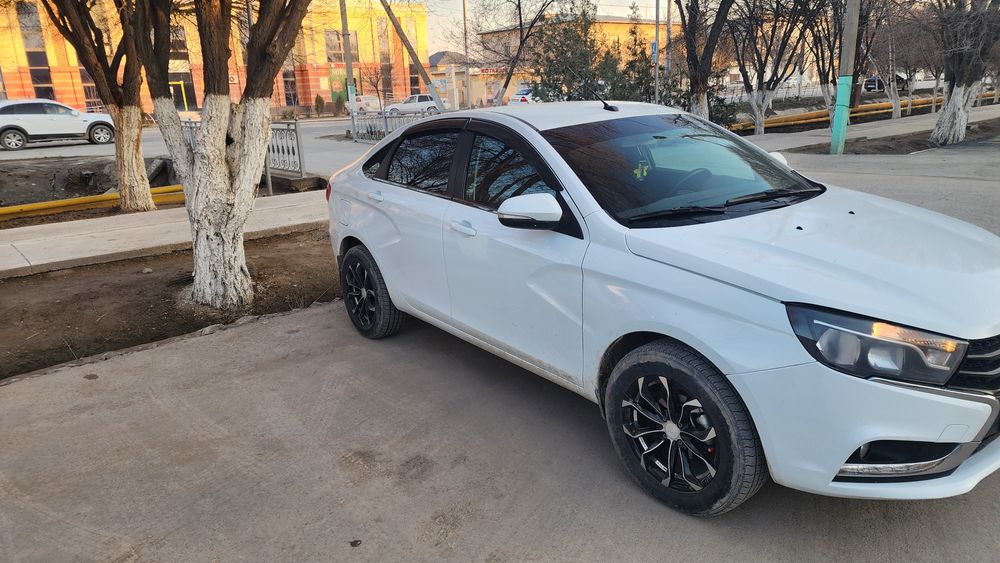 Lada Vesta 1.8 mexanika sotiladi
