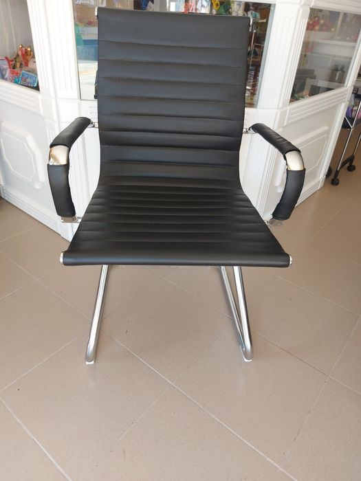 Посетителски кожен стол- 3 броя. Отлични