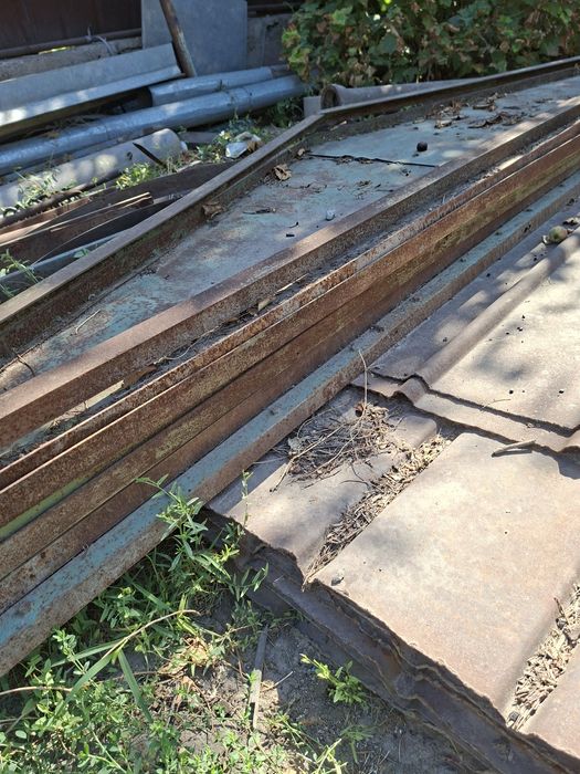 Листы железа с уголками.