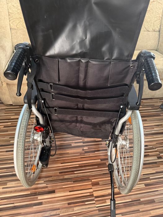 Carut scaum medical rulant batrani dizabilitati (ca nou)