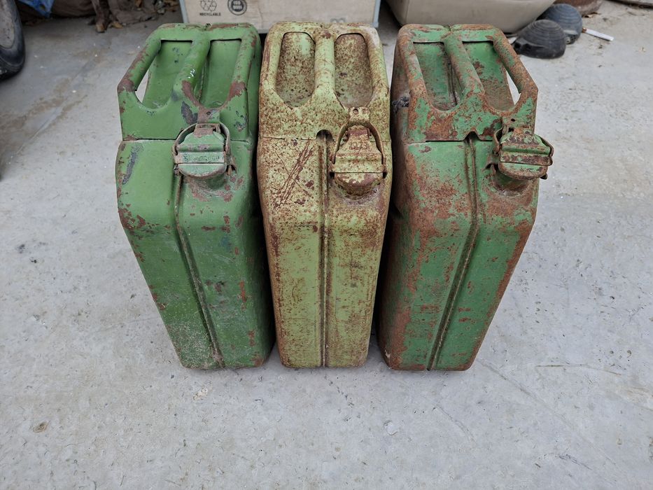 Канистра - темір 20 литрлік.