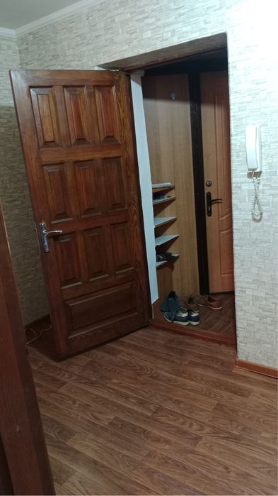 Универмагта 3 бөлмелі пәтер жалға беріледі