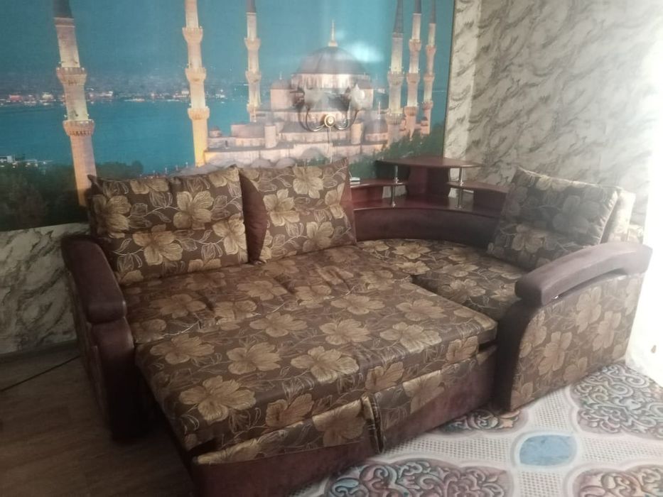 Продам угловой диван с креслом