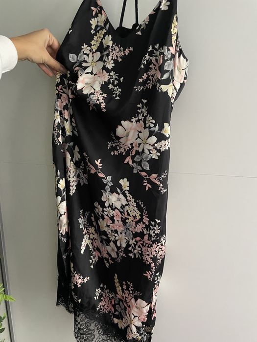 Секси сатенена рокля с дантела