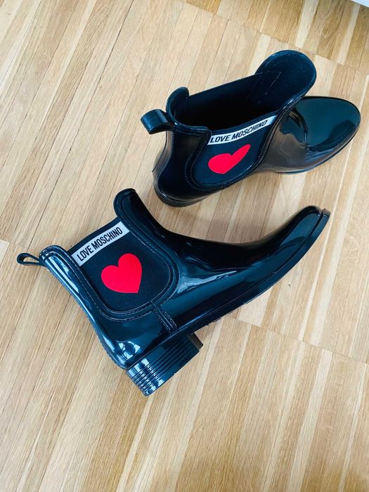 MOSCHINO - Ghete Chelsea de ploaie negre cu logo si inima