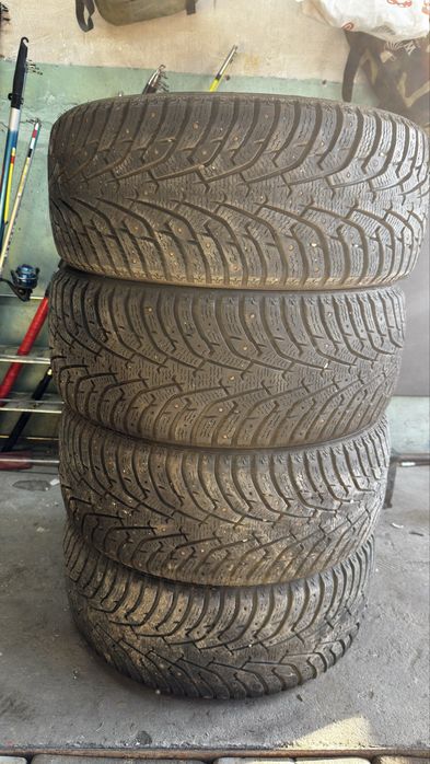 Продам комплект зимней резины 215/50.17