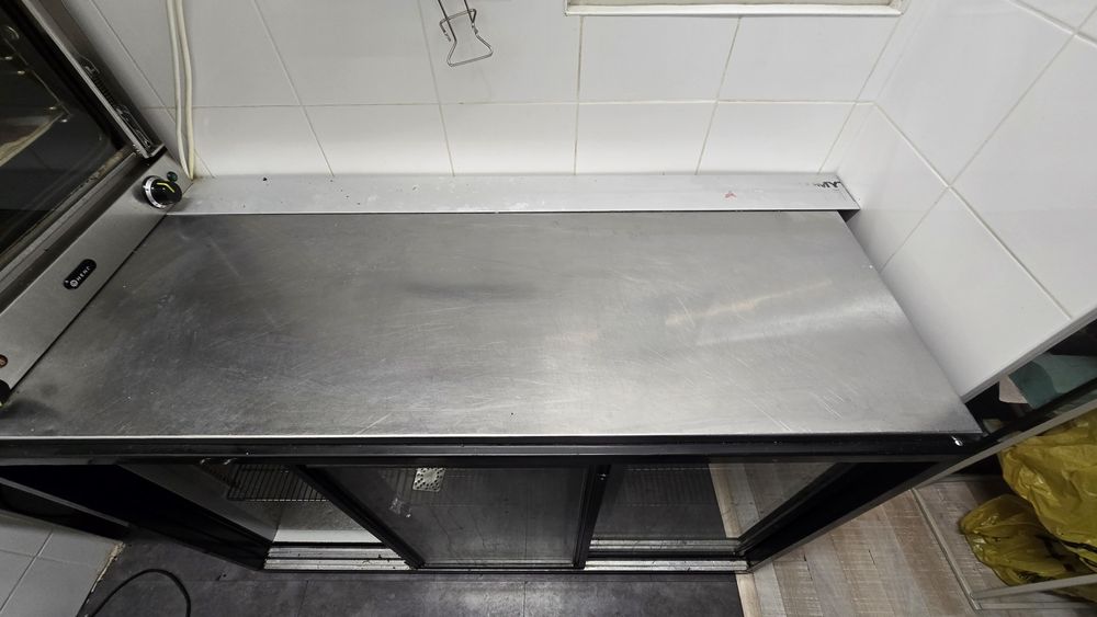 Vitrina bauturi cu blat de inox