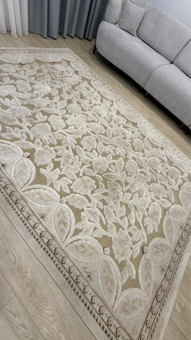 Ковер белый.