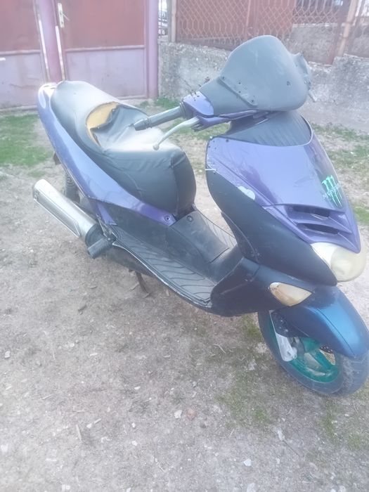 Vând aprilia leonard 150