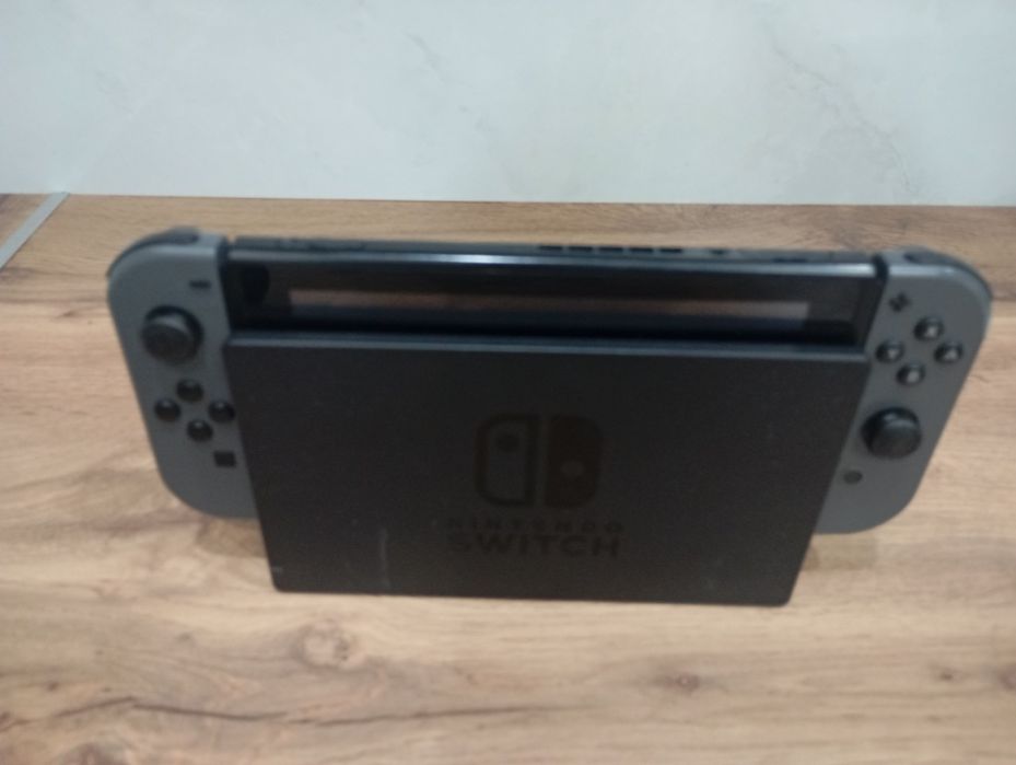 Nintendo Switch серый в отличном состоянии