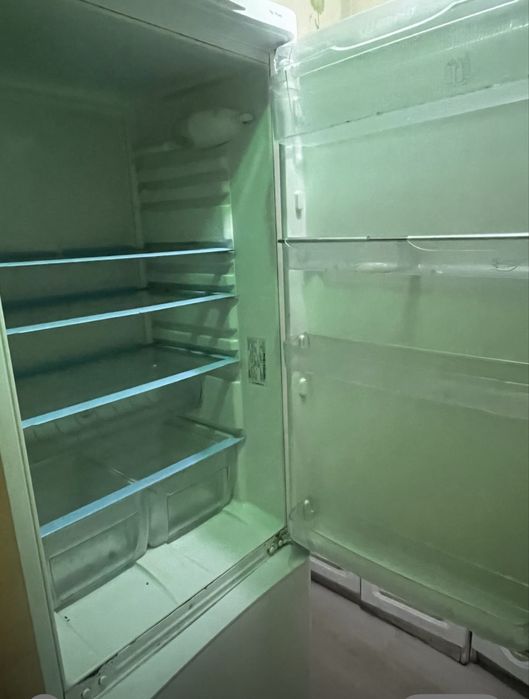 Продам двухкамерный холодильник Indesit