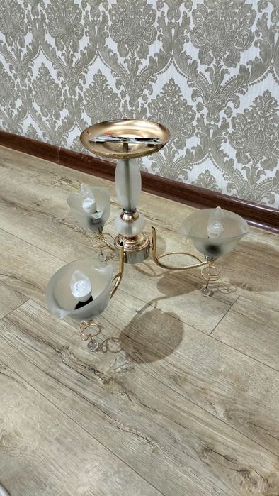 Трёх-рожковая люстра