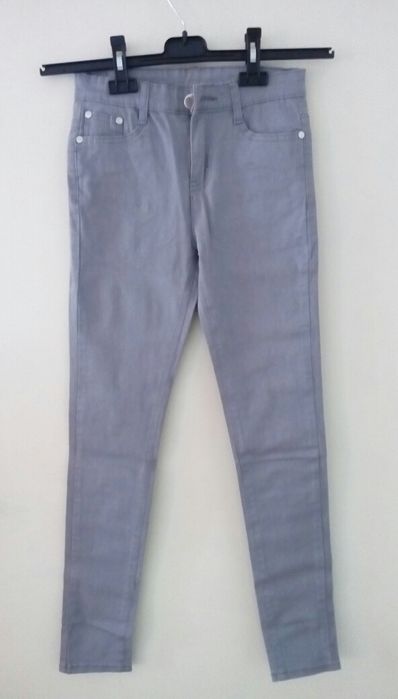 Сиви и вишнави нови дънки с подарък