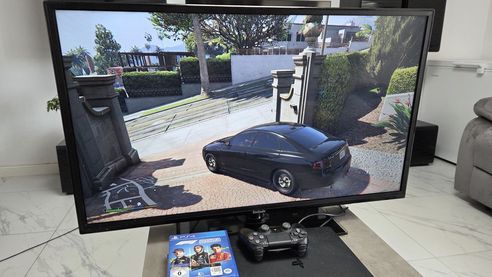 Vand PS4 complet 2 manete 7 jocuri si tv de 100 cm