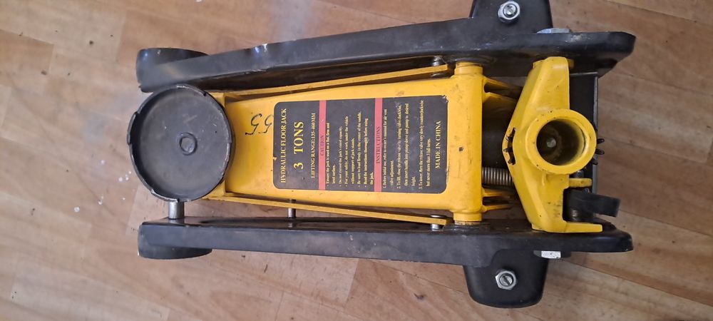 Домкрат 3 т. Требует ремонта.