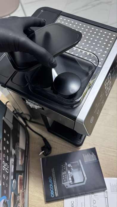 Espressor de cafea cu ecran tactil NOU cu folie pe el