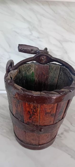 Голяма автентична кофа за вадене вода от геран.